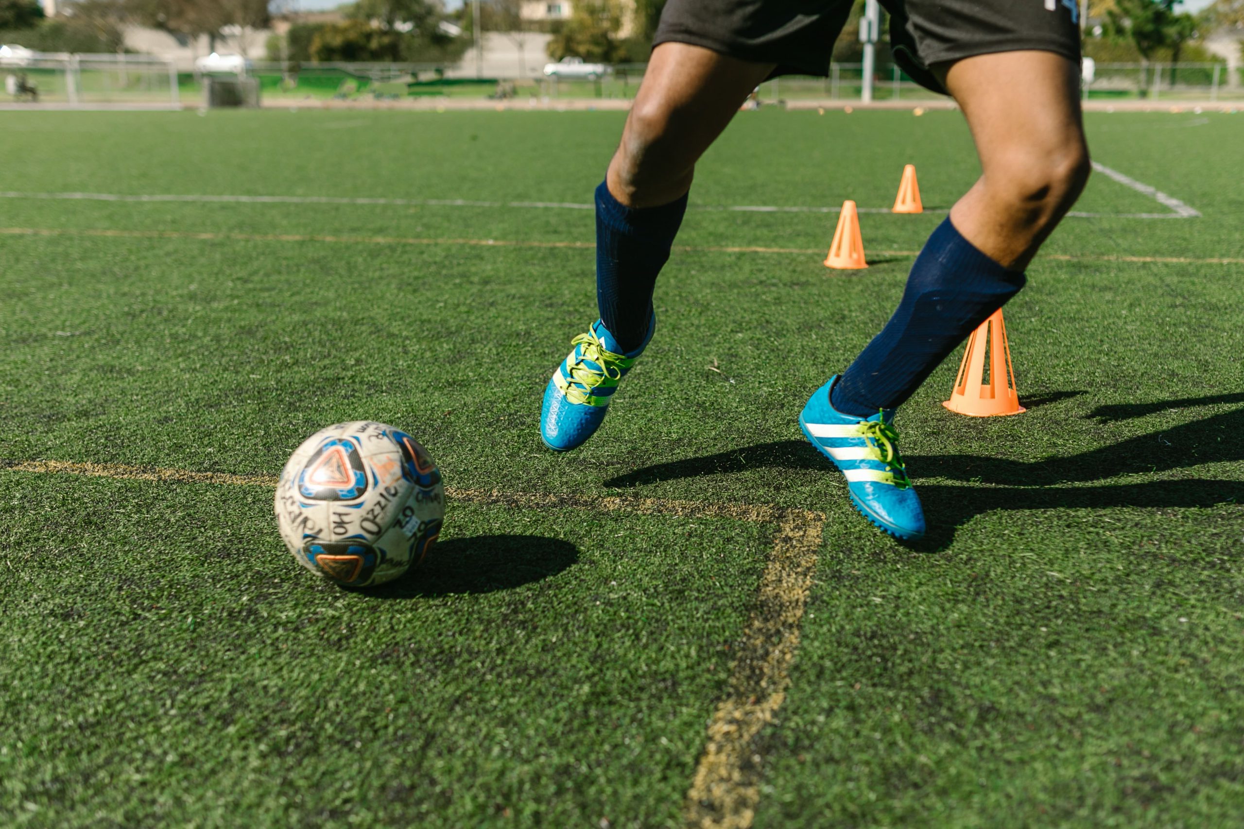 Fejr sporten med en fodbold pokal